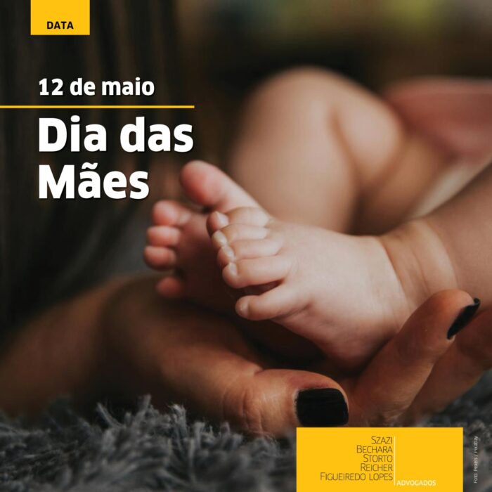 Foto colorida exibe imagem de mãos femininas que seguram os pés de um bebê