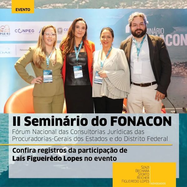 Foto colorida dos profissionais que participaram do evento. As quatro pessoas estão sorrindo e olhando para a câmera em fileira única. Ao fundo, banner com o nome do evento e logos das instituições parceiras.