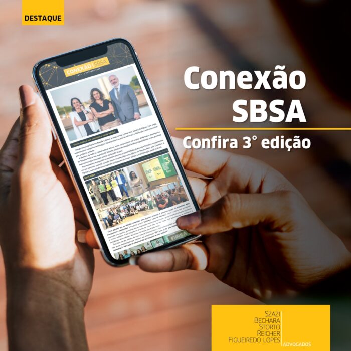 #paratodosverem Em primeiro plano mãos seguram celular que mostra a newsletter Conexão SBSA em sua tela.