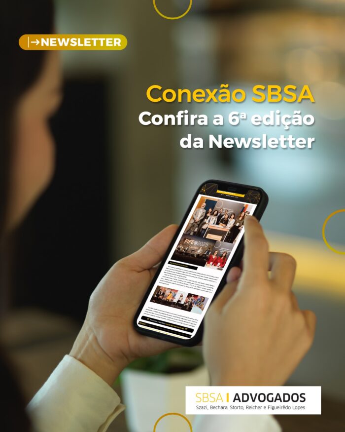 #paratodosverem Em primeiro plano mãos seguram celular que mostra a newsletter Conexão SBSA em sua tela.