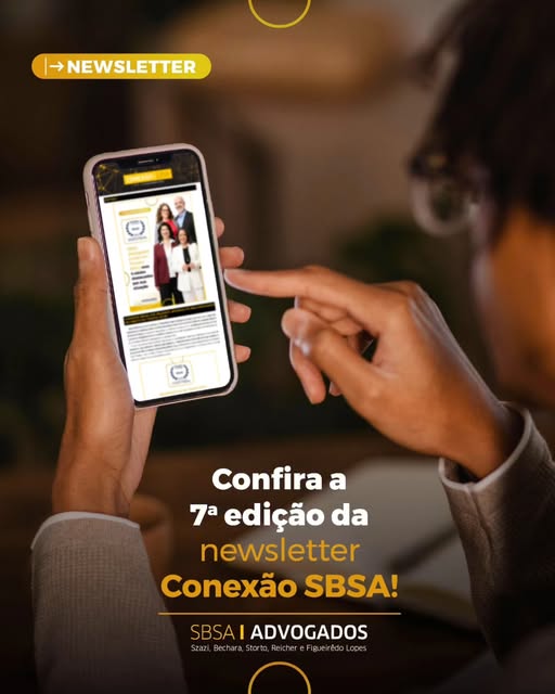 #paratodosverem Em primeiro plano pessoa negra de perfil com o rosto desfocado. Em suas mãos um telefone celular com parte da newsletter Conexão SBSA aparecendo no visor.